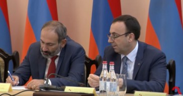 Հրայր Թովմասյանը պարզաբանել է, թե ինչու է գրիչը տվել Նիկոլ Փաշինյանին
