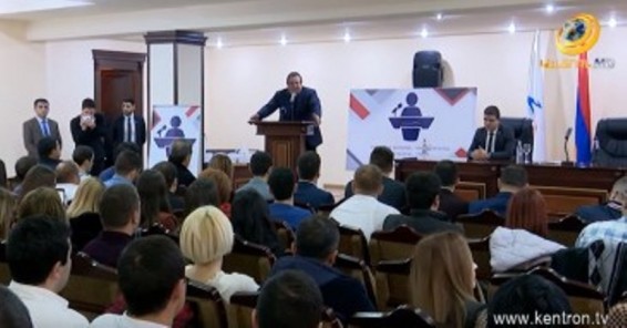 Գագիկ Ծառուկյանը դիպլոմներ է հանձնել ԲՀԿ քաղաքական դպրոցի առաջին շրջանավարտներին
