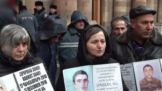 Матери погибших военнослужащих: Если у Пашиняна есть время на дарение книг, то пусть встретится и с нами