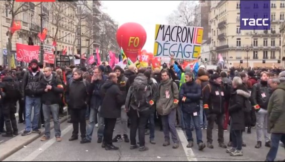 LIVE: В Париже проходят новые протесты против пенсионной реформы.