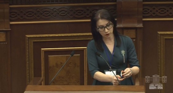 В парламенте Армении воскурили ладан — 