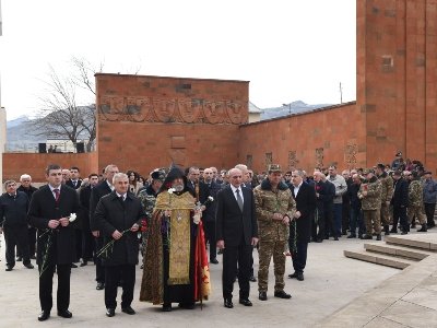 Բակո Սահակյանը Սումգայիթի ջարդերի 32-րդ տարելիցի կապակցությամբ այցելել է Ստեփանակերտի հուշահամալիր
