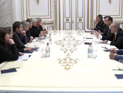 Նիկոլ Փաշինյանը հանդիպում է բանակում զոհված զինծառայողների ծնողների հետ (video)