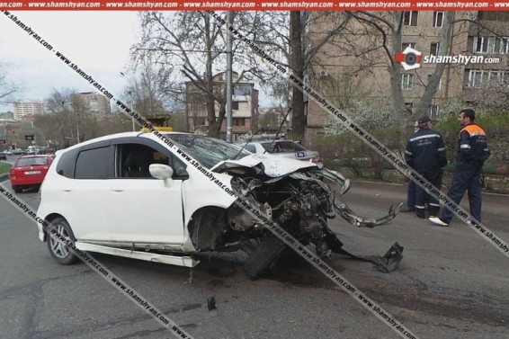 Երևանում Honda Fit-ը բախվել է բազալտե եզրաքարերին, այնուհետև՝ էլեկտրասյանը. կա վիրավոր. Shamshyan.com