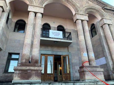 ԱԻՆ աշխատակիցներն ախտականել են ՀՀ-ում Արցախի ներկայացուցչության տարածքը, որտեղ ընտրություն է լինելու