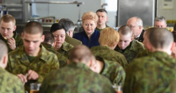 Скандал в Минобороны Литвы: армия приобрела ложки по цене смартфонов