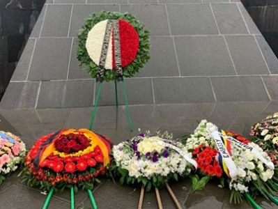 В мемориальном комплексе «Цицернакаберд» возложили венок от имени Роберта Кочаряна