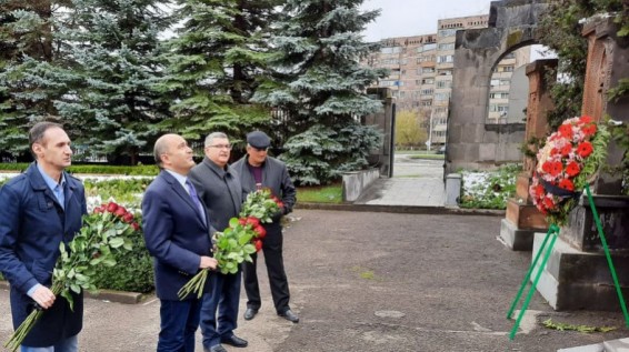 «Լուսավոր Հայաստան» կուսակցության անդամները ծաղիկներ են խոնարհել եղեռնի զոհերի հուշարձանին