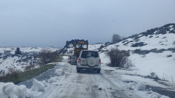 Ведущие к крепости Амберд и озеру Кари в Армении дороги все еще закрыты
