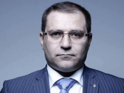 Կառավարության մոտ ակցիա էր անում քաղաքացին, ով 2 տարի առաջ դստեր անունը դրել էր Նիկոլ Փաշինյանի պատվին