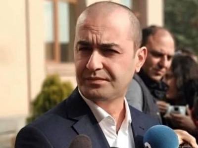 Առաջարկում եմ նշել, որ Մինասյանը բաժնեմաս ունի «Հայկական ժամանակ» օրաթերթում և «Իմ քայլը» հիմնադրամում․ Մակինյան