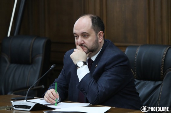 Абитуриентам на заметку: министр объяснил порядок поступления в вузы при режиме ЧП в Армении