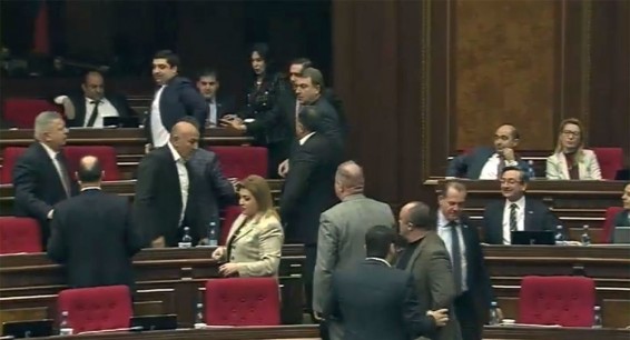 Шею сверну: заседание в парламенте началось с потасовки депутатов Микаеляна и Марукяна