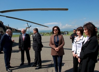 Բակո Սահակյանն ու Արայիկ Հարությունյանը օդանավակայանում դիմավորել են Նիկոլ Փաշինյանին եւ Աննա Հակոբյանին
