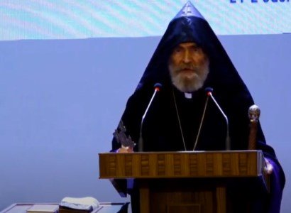 Միշտ ձեր կողքին ենք լինելու. Պարգեւ Սրբազանը՝ Արայիկ Հարությունյանին