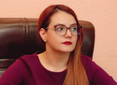 Analitik.am-ի գլխավոր խմբագիր Անի Հովհաննիսյանը հաղորդում է ներկայացրել վարչապետի օգնականի եղբոր դեմ