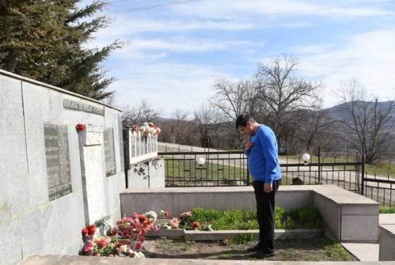 Араик Арутюнян призывает чиновников Арцаха  повесить в  кабинетах портреты героев