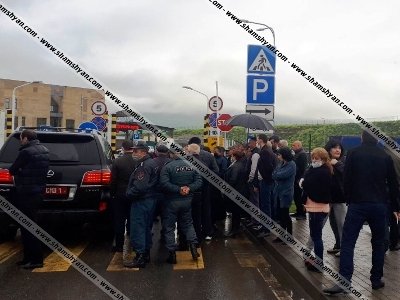 Около 130 граждан России армянской национальности остались на КПП Баграташен