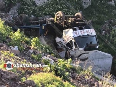 Խոշոր ավտովթար Արագածոտնի մարզում. Mercedes մակնիշի ավտոքարշակը գլորվելով՝ գլխիվայր հայտնվել ձորում