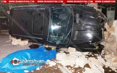 Երեւանում 40-ամյա վարորդը BMW X5-ով բախվել է երկաթե ցանկապատերին, փլուզել քարե պարիսպն ու կողաշրջվել. նա մահացել է