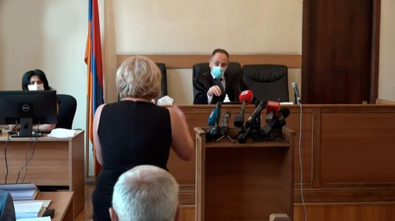 Դատավոր Նիկողոսյան. Տիկին Սաֆարյան, երկար եմ խոսում, որ հանգստանաք ու սկսեք նորմալ խոսել