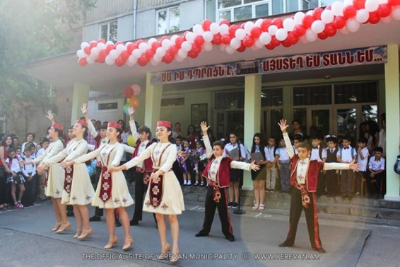 Video. Ուսումնական տարվա մեկնարկը Երևանի քաղաքապետարանի ենթակայության դպրոցներում ազդարարվել է տոնական միջոցառումներով