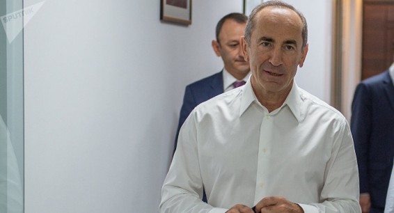Роберт Кочарян показал, как занимается спортом