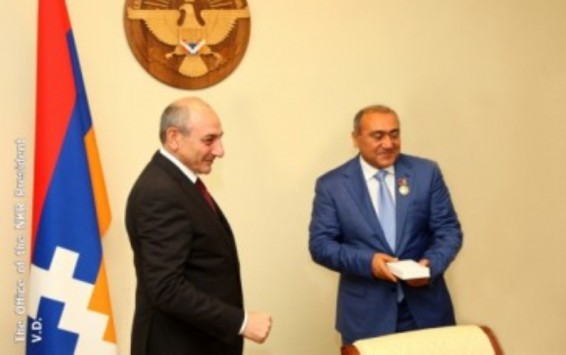 Photo. Բարերարը մեքենաներ է հանձնել Արցախի մի շարք կառույցների. ներկա է եղել Բակո Սահակյանը