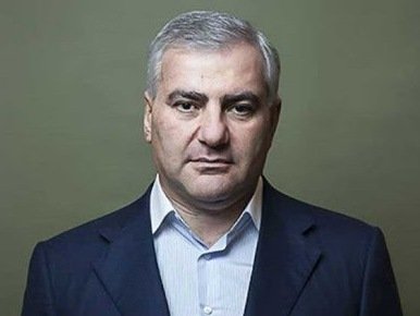 По решению российского предпринимателя Самвела Карапетяна фурам с абрикосом предоставлены бесплатные парковки