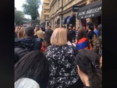 Армяне собрались возле посольства в Швеции в знак поддержки армии