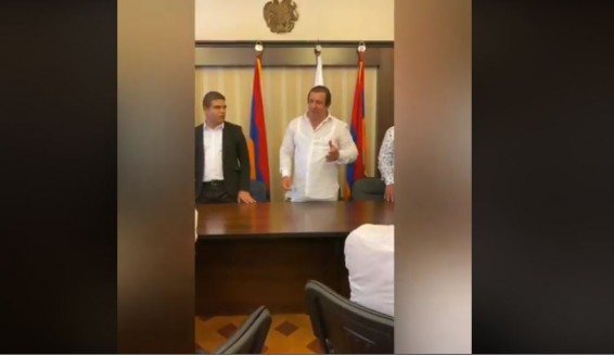 VIDEO: Ուսանողները խնդրեցին ԲՀԿ նախագահին, որ ուսման վարձավճարի հարցը ներկայացվի Ազգային ժողովում