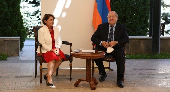 Ովքե՞ր և ինչի՞ համար են արժանացել Արմեն Սարգսյանի տիկնոջ հատուկ մրցանակներին