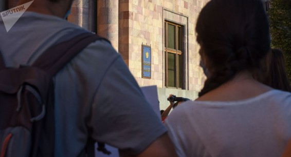 Подорожание и не только: импортеры одежды провели акцию протеста у здания правительства
