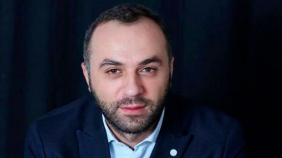 Սամվել Առաքելյանը որոշել է մինչև վերջ օգտվել պաշտոնի բարիքներից. Ռոբերտ Հայրապետյան