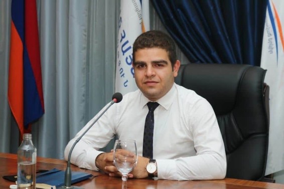 Իշխանությունների պաշտոնական խոսափող դարձած Ստյոպիկ Սաֆարյանն այսօր հերթական անգամ իր գոյության մասին հիշեցնելու անհաջող փորձ է արել Գագիկ Ծառուկյանի անունը շահարկելով