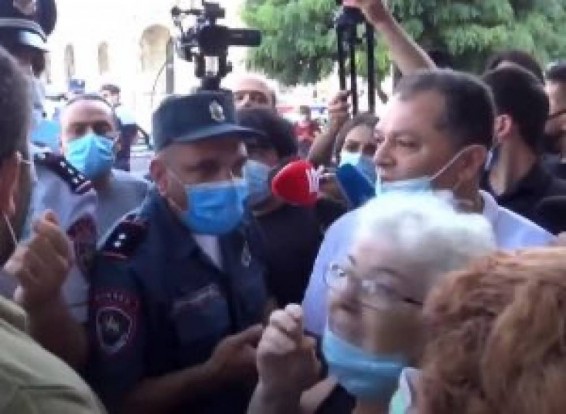 У здания правительства Армении проходят акции протеста импортеров одежды и обуви