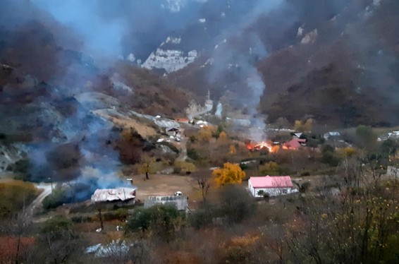Արցախում մարդիկ իրենց ձեռքով քանդում, ավերում, այրում են իրենց տունը ու հեռանում (լուսանկարներ)