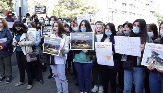 Հադրութցիների բողոքի ակցիան՝ Բաղրամյան 26-ի դիմաց