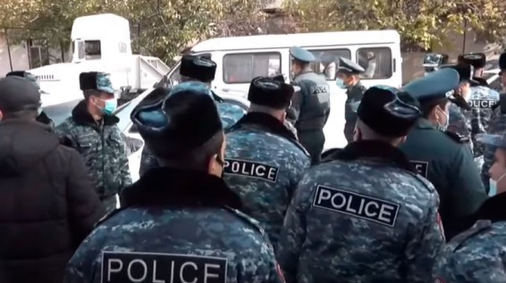 Ձեր գերագույն գժին տարեք. քաղաքացին՝ ոստիկաններին