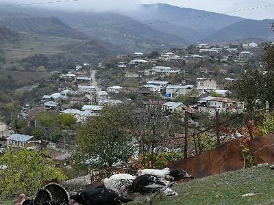 Армянские мотострелки подрывают казармы и постройки воинской части, покидая Карвачар
