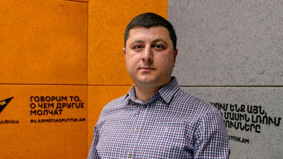 Փաստորեն ով տեղից վեր է կենում իր սուրբ պարտքն է համարում մի հատ հարվածի բանակին ու անցնի իր գործերով. Աբրահամյան