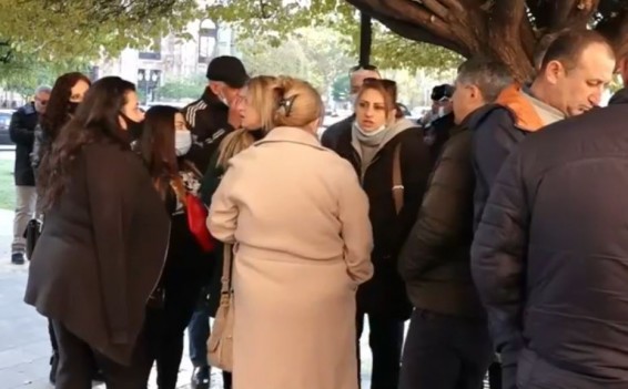 VIDEO: Родственники военнослужащих проводят акцию протеста у здания Правительства Армении