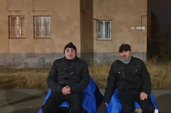 «Նիկոլ Փաշինյանը պիտի հեռանա». Արցախյան երեք պատերազմների մասնակից Տիգրան Չամաքյանը միացել է Շիրակի մարզպետարանի դիմաց հացադուլ հայտարարած Հովհ. Պետրոսյանին. Aravot.am