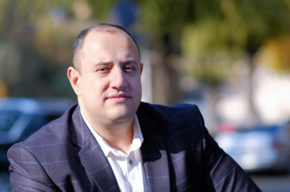 Գլխավոր դատախազ, ՔԿ նախագահ, դատավոր Ֆարխոյան, ականջներիդ օղ արեք՝ չեմ նահանջելու, հիմա ինչ կարող եք՝ արեք իմ դեմ, որովհետև ես կանգ չեմ առնելու. Միհրան Հակոբյան