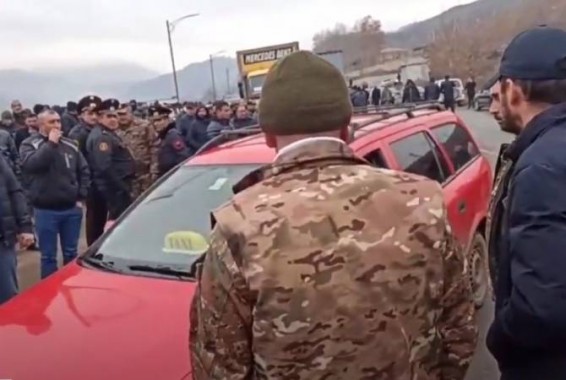 Жители Сюника перекрыли дорогу в аэропорт Капана: они требуют от властей гарантии