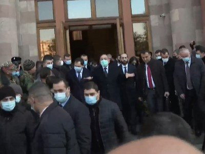 Փաշինյանը սգո երթին մասնակցում է մեծ թվով թիկնապահների ուղեկցությամբ