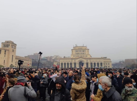 Հանրապետության հրապարակում  հանրահավաք է