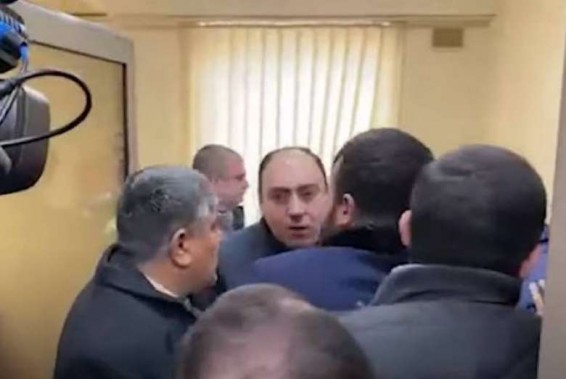Քաղաքապետարանի աշխատակցի և «Բարգավաճ Հայաստան» խմբակցության անդամների միջև միջադեպ տեղի ունեցավ
