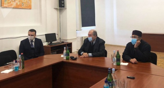Президент Армении провел закрытую встречу с главой Ширакской епархии ААЦ в Гюмри