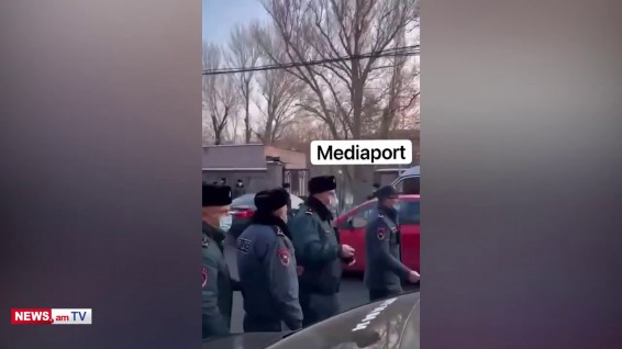 У входа в НС Армении граждане забросали яйцами автомобиль депутата от правящего блока «Мой шаг»